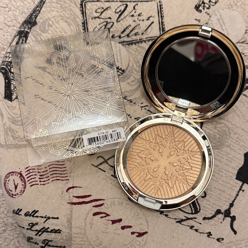 MAC Cosmetics Radiant Gold Highlighter